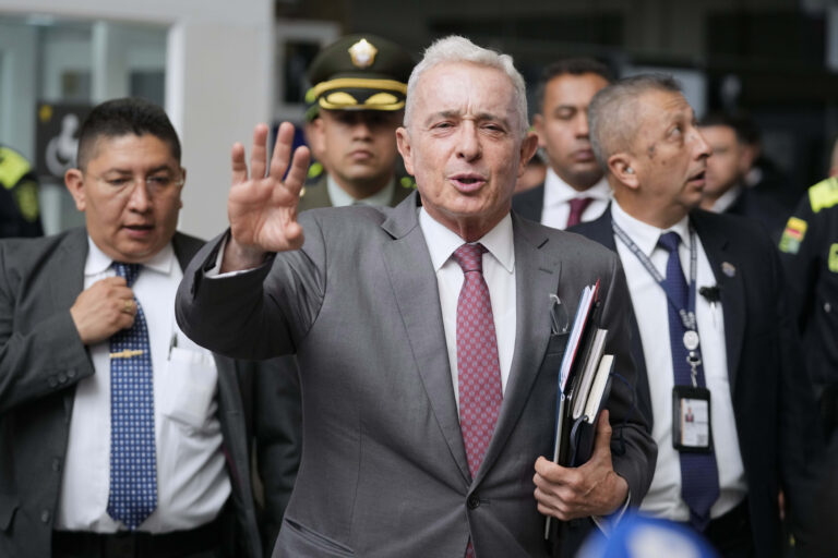 Κολομβία: Αίρεται η κατ’ οίκον κράτηση του πρώην προέδρου Ουρίμπε, εν αναμονή ετυμηγορίας εφετείου