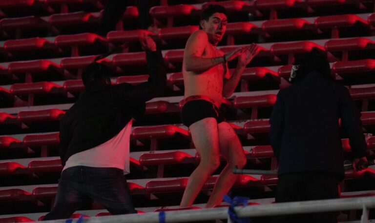 Χάος σε αγώνα ποδοσφαίρου στην Αργεντινή: 10 τραυματίες και 300 συλλήψεις μετά τα βίαια επεισόδια – Ένας άνδρας έπεσε στο κενό