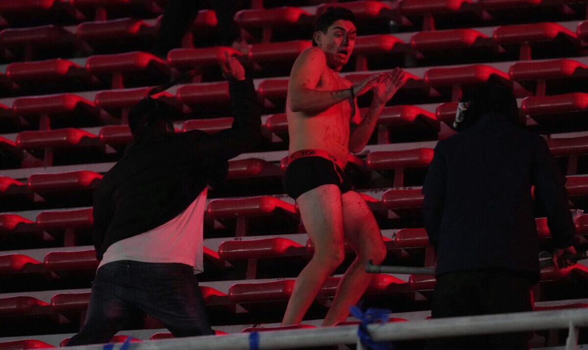 Χάος σε αγώνα ποδοσφαίρου στην Αργεντινή: 10 τραυματίες και 300 συλλήψεις μετά τα βίαια επεισόδια – Ένας άνδρας έπεσε στο κενό