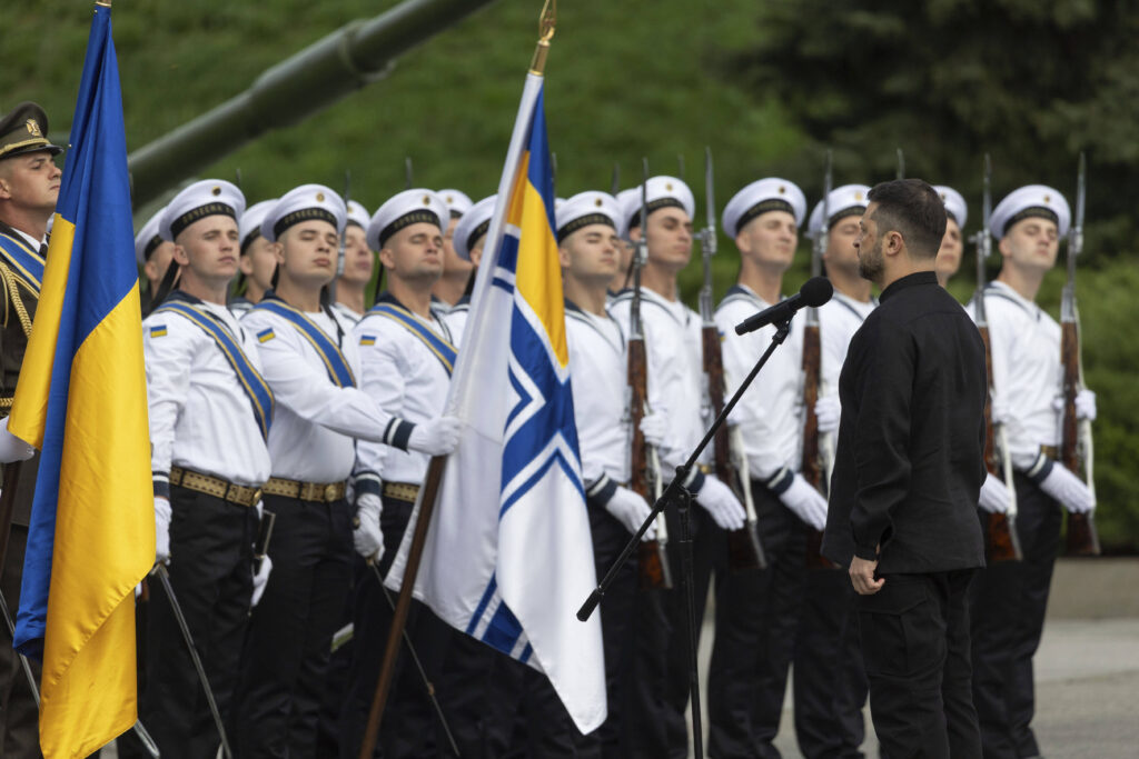 Ουκρανία: Ημέρα Ανεξαρτησίας με θριαμβολογίες για πλήγματα στα ρωσικά δυιλιστήρια – «Ελλείψεις καυσίμων ως την Κριμαία»