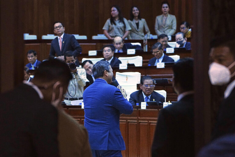 Το κοινοβούλιο της Καμπότζης εγκρίνει νόμο που επιτρέπει αφαίρεση της υπηκοότητας