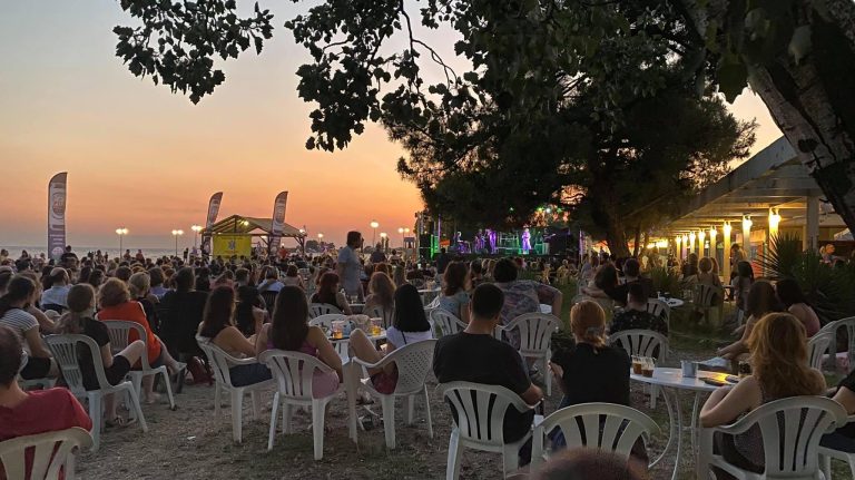 Καλαμαριά: Σε ποντιακούς ρυθμούς η τελευταία “Μουσική Πέμπτη” στην πλαζ Αρετσούς