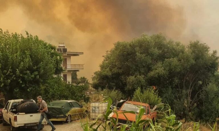 Μαίνεται η φωτιά στην Αχαΐα – Μηνύματα 112 για εκκενώσεις οικισμών – Εκκενώθηκαν προληπτικά Καραμανδάνειο και Κωνσταντοπούλειο