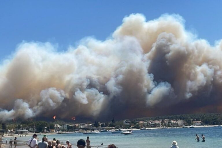 Δαρδανέλλια: Πύρινος εφιάλτης απειλεί πολυτελείς κατοικίες – Δεκάδες πολίτες απομακρύνθηκαν δια θαλάσσης