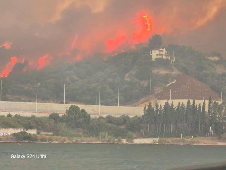 Νύχτα αγωνίας στη Δυτική Αχαΐα – Μπαράζ  μηνυμάτων «112» – Εκκενώνεται και η Κάτω Αχαΐα – Κάηκαν επιχειρήσεις και σπίτια – Μάχη σε 3 μέτωπα – Live οι εξελίξεις
