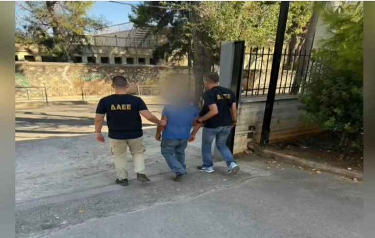Νέα σύλληψη για εμπρησμό – Ένας 62χρονος κατηγορείται για τη φωτιά στον παράδρομο της Αττικής Οδού
