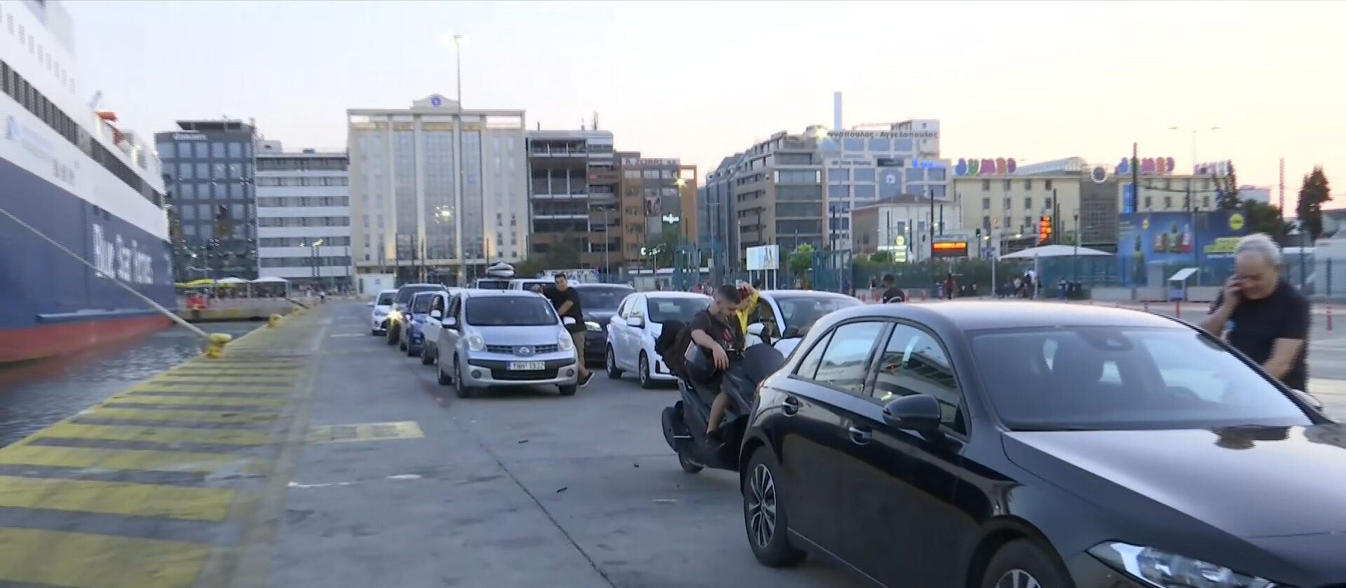 Θυελλώδεις άνεμοι: Δεν αναχωρούν πλοία από τον Πειραιά μέχρι νεωτέρας – Μεγαλώνουν οι ουρές μπροστά στους κλειστούς καταπέλτες