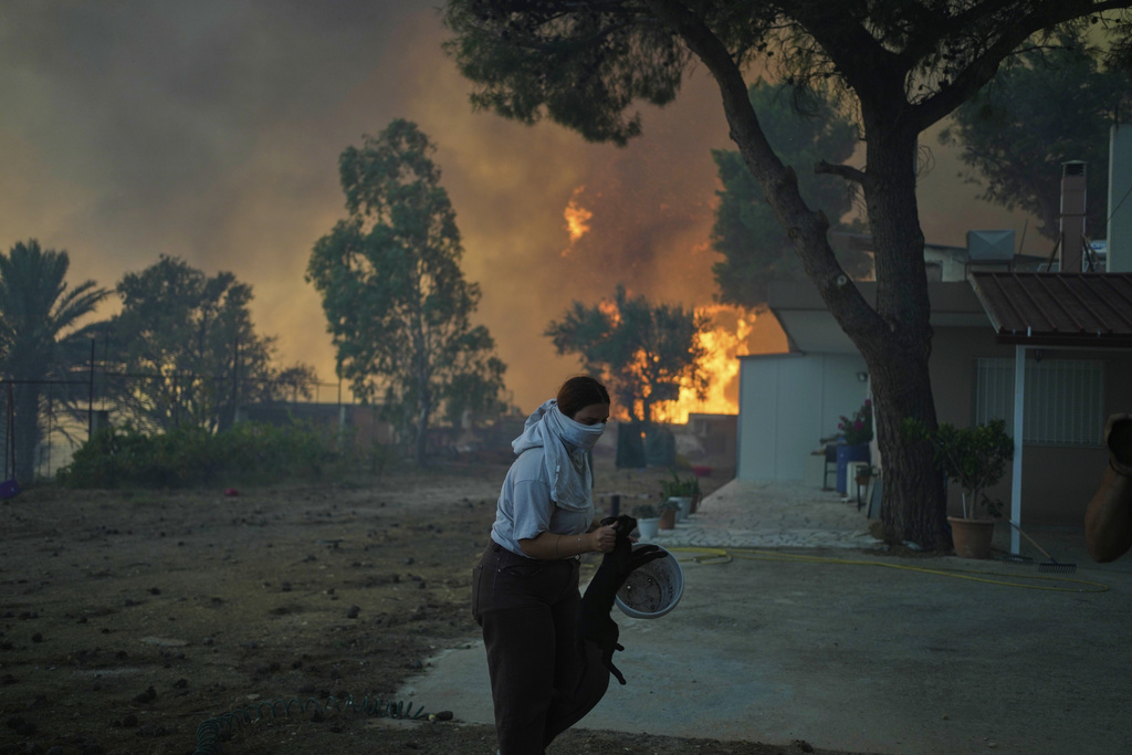 Φωτιά τώρα: Συγκλονιστικές εικόνες από την Πάτρα – Μάχη με τις φλόγες και αγώνας για σωτηρία