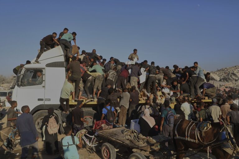 Γάζα: Είκοσι νεκροί και δεκάδες τραυματίες από ανατροπή φορτηγού βοήθειας μέσα σε πλήθος