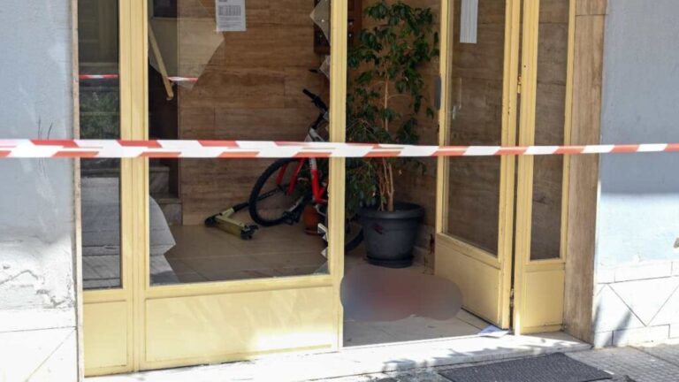 Στον εισαγγελέα τώρα ο δολοφόνος της 36χρονης στον Βόλο – «Έχει πεθάνει και αυτός, όπως και η μητέρα μου» λέει η κόρη του