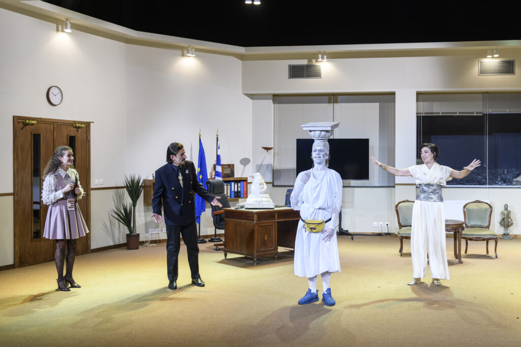 Η Καρυάτιδα – Η σαρωτική κωμωδία του Γιώργου Καπουτζίδη επιστρέφει
