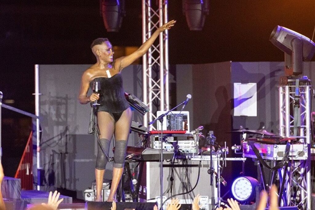 Grace Jones: Η θεότητα της παγκόσμιας σκηνής σαγήνευσε τον Λόφο της Σάνης
