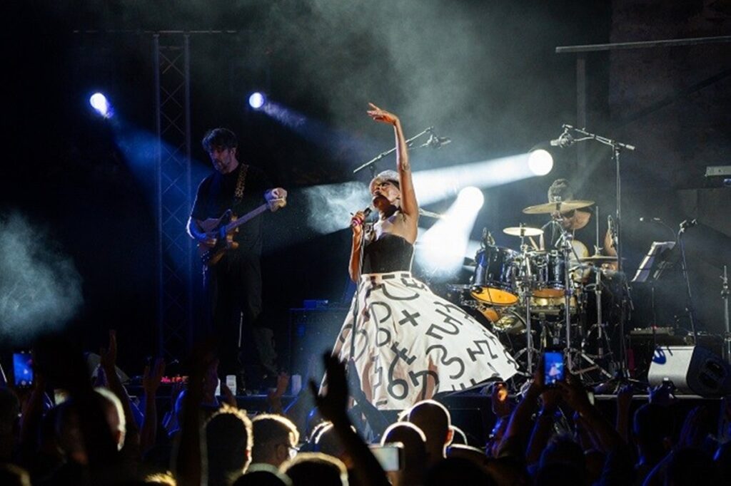 Grace Jones: Η θεότητα της παγκόσμιας σκηνής σαγήνευσε τον Λόφο της Σάνης