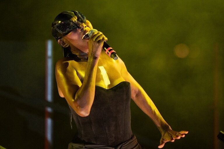 Grace Jones: Η θεότητα της παγκόσμιας σκηνής σαγήνευσε τον Λόφο της Σάνης