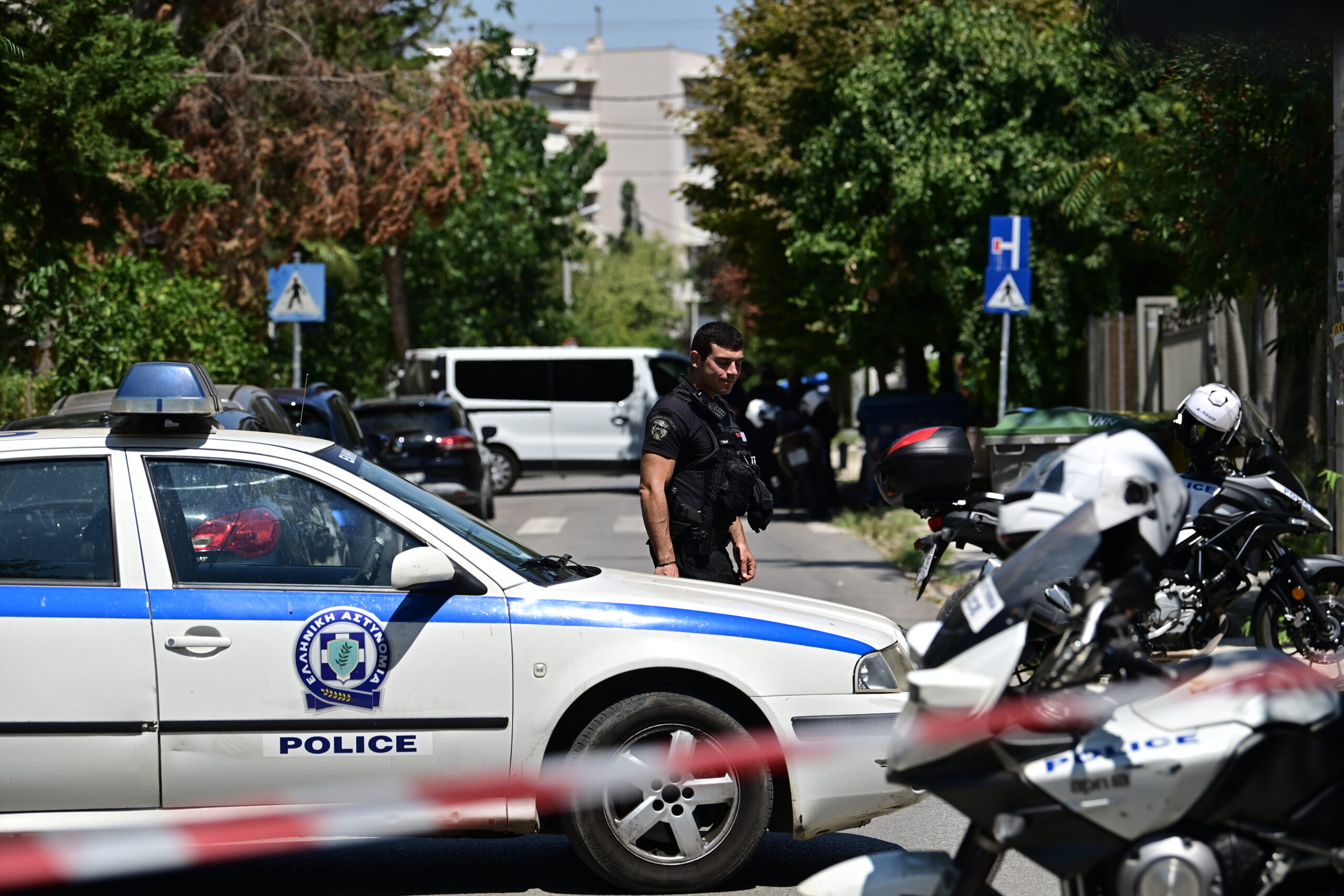 [379787] ΓΥΝΑΙΚΑ ΕΝΤΟΠΙΣΤΗΚΕ ΝΕΚΡΗ  ΣΤΟ ΧΑΛΑΝΔΡΙ ΣΤΟΝ ΠΕΡΙΒΑΛΛΟΝΤΑ ΧΩΡΟ ΠΟΛΥΚΑΤΟΙΚΙΑΣ (ΜΙΧΑΛΗΣ ΚΑΡΑΓΙΑΝΝΗΣ / EUROKINISSI)