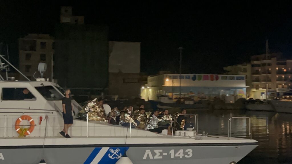 Καλαμάτα: Έφτασαν στο λιμάνι της Καλαμάτας οι 39 μετανάστες που διασώθηκαν στο μεσσηνιακό κόλπο