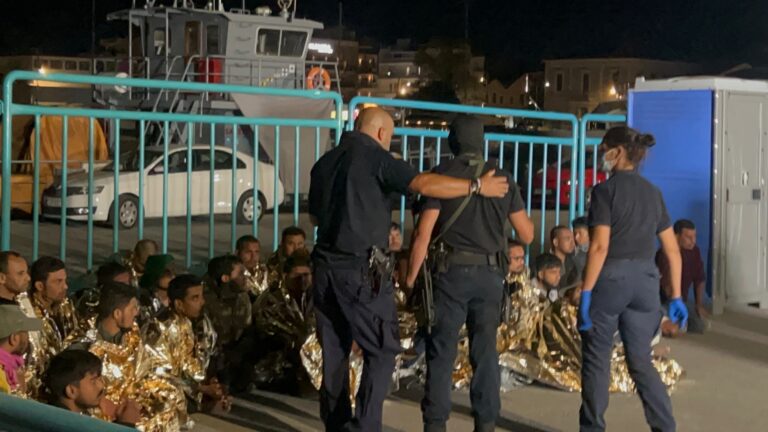 Ανατροπή στην υπόθεση με τους διακινητές των διασωθέντων ανοιχτά της Καλαμάτας – Παραμένουν στο χώρο των αποθηκών στο λιμάνι