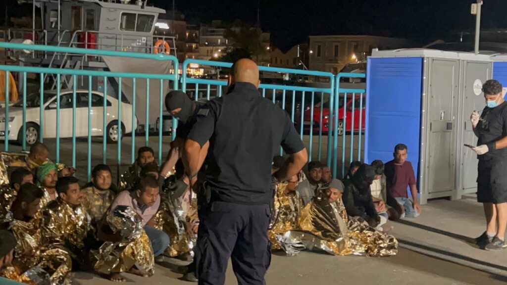 Καλαμάτα: Έφτασαν στο λιμάνι της Καλαμάτας οι 39 μετανάστες που διασώθηκαν στο μεσσηνιακό κόλπο