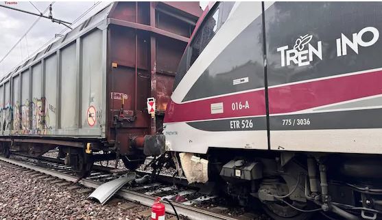 Ιταλία: Ελαφρά σύγκρουση μεταξύ εμπορευματικού τρένου και επιβατικού στο Τρέντο – Τρεις τραυματίες