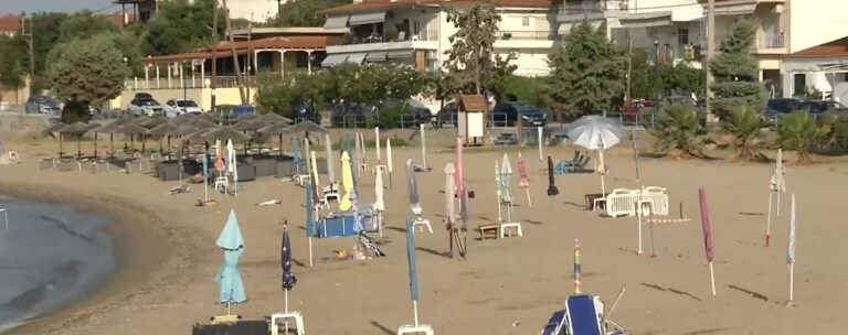 Χαλκιδική: Συνεχίζεται η προσπάθεια για απομάκρυνση των παράνομα εγκατεστημένων ομπρελών στις παραλίες