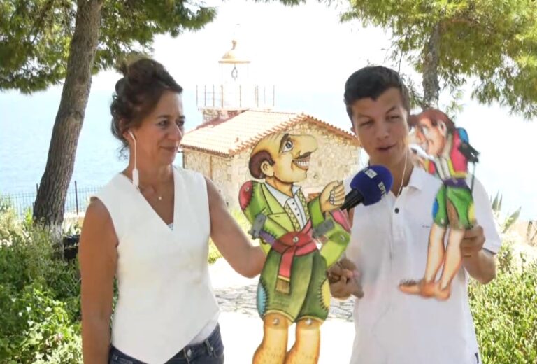 Ο νεότερος καραγκιοζοπαίχτης συνεχίζει τις παραστάσεις στο Παράλιο Άστρος