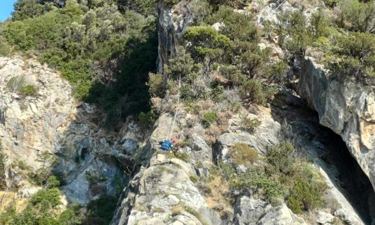 Κέρκυρα: Σώος απεγκλωβίστηκε ο τουρίστας που είχε εγκλωβιστεί σε δύσβατο σημείο στην Παλαιοκαστρίτσα (βίντεο)
