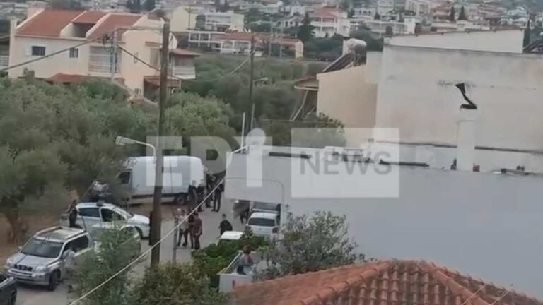 Κιάτο: Οπλοστάσιο σε σπίτι απόστρατου της Πολεμικής Αεροπορίας – Βίντεο ντοκουμέντο από την επιχείρηση της ΕΛΑΣ – Τα σενάρια που εξετάζονται