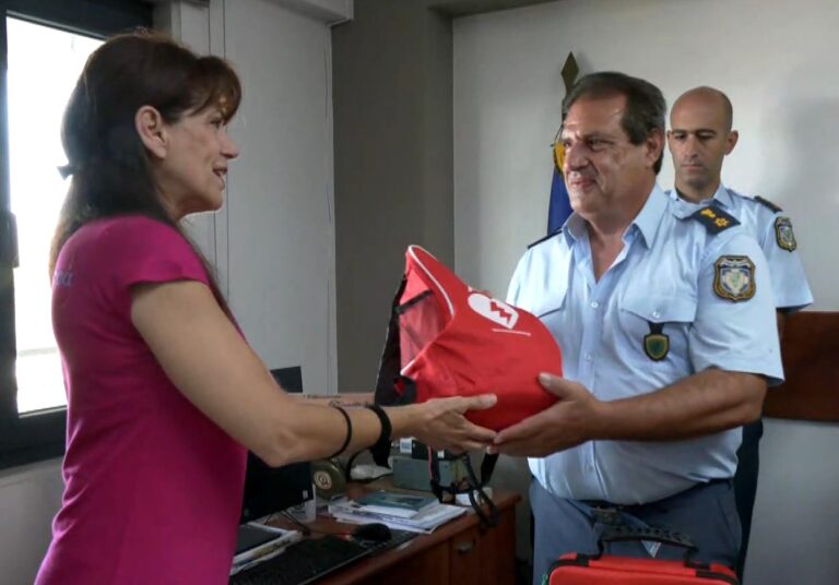 Δωρεά απινιδωτών του συλλόγου ΑΓΑΠΗ Βασιλικής Κόμνου στην Τροχαία Θεσσαλονίκης