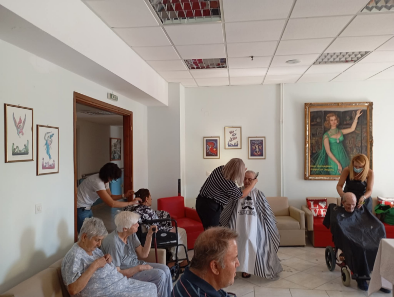Εθελοντική δράση προσφοράς προς ηλικιωμένους από τους κουρείς και κομμωτές της Τρίπολης