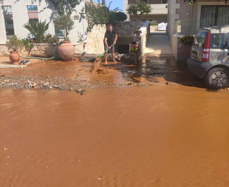 Χανιά: Βλάβη σε κεντρικό αγωγό του ΟΑΚ πλημμύρισε δρόμους και υπόγεια
