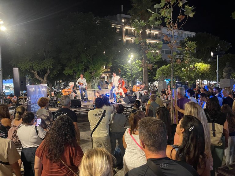 Χανιά: Χιλιάδες κόσμου “φώτισαν” τη Λευκή Νύχτα – Ικανοποίηση επαγγελματιών για τη συμμετοχή