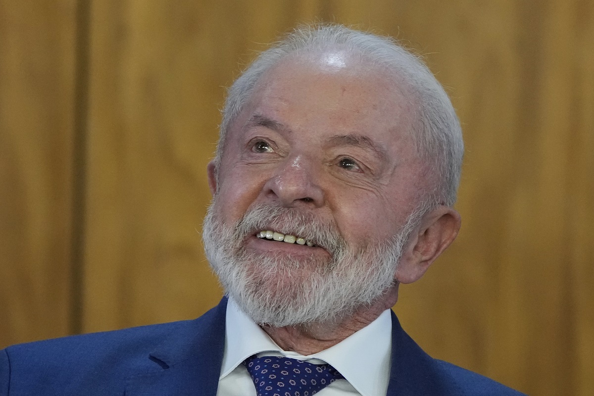 Βραζιλία: Ο Λούλα σαρκάζει τον Τραμπ για τους δασμούς φυτεύοντας αμπέλι – «Σπέρνουμε τροφή και όχι βία ή μίσος»