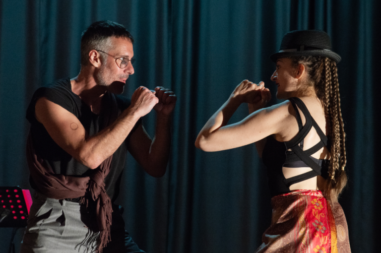 Mama Loba: Η θεατρική δράση – performance του ΚΘΒΕ σε νέους υπαίθριους χώρους της πόλης