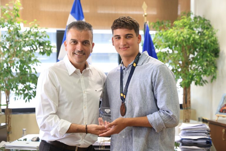 Θανάσης Μαμάκος με τον πρωταθλητή πόλο Θεοδόση Μότσια: “Κάνεις τη Λάρισα περήφανη”