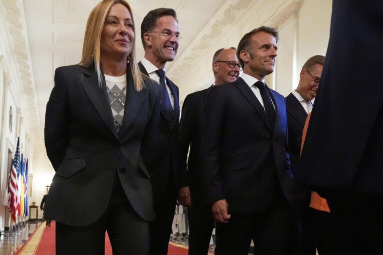 Bloomberg: Η Μελόνι προωθεί ιταλικό σχέδιο εγγύησης ασφάλειας για την Ουκρανία τύπου ΝΑΤΟ