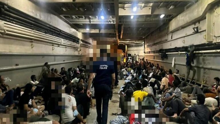 Ηράκλειο: Αποφασισμένοι να μην επιτρέψουν τον απόπλου του αρματαγωγού με τους μετανάστες οι αστυνομικοί – Καταγγέλλουν απαράδεκτες συνθήκες