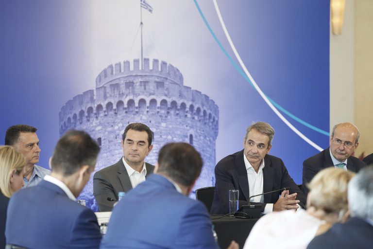 Στη Θεσσαλονίκη ο Κ. Μητσοτάκης – Τα κυβερνητικά σχέδια για τις εξαγγελίες στη ΔΕΘ και η πολιτική κόντρα με το ΠΑΣΟΚ