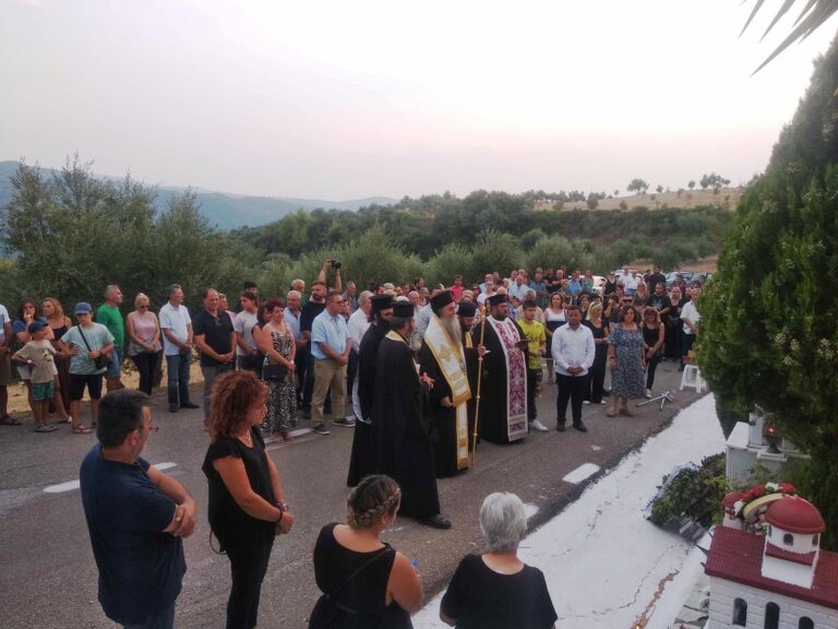 Tίμησαν τους νεκρούς της πυρκαγιάς του 2007 στην Αρτέμιδα Ζαχάρως