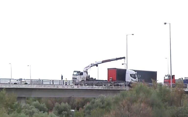Θεσσαλονίκη: Εκτροπή νταλίκας στην ΠΑΘΕ – Δεν τραυματίστηκε ο οδηγός