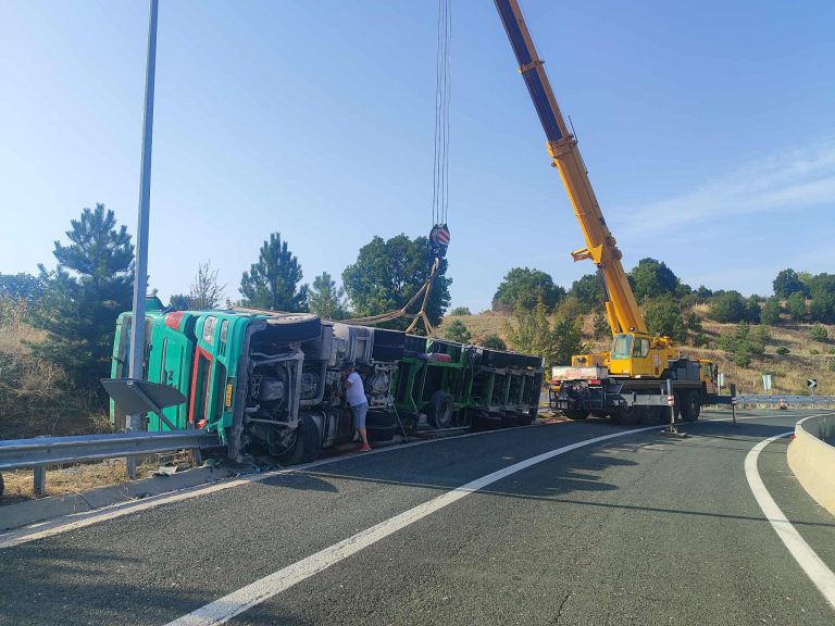 Κοζάνη: Παραμένει κλειστό το ρεύμα Μικρόκαστρο Σιάτιστα – Προσπάθεια ανάσυρσης της ντελαπαρισμένης νταλίκας