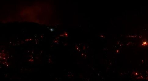 Αντιδήμαρχος Σαρωνικού στο ΕΡΤΝews: Σε τρία μέτωπα η φωτιά στην Κερατέα – Η νύχτα θα είναι πάρα πολύ δύσκολη