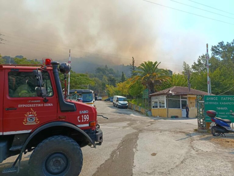Πυρκαγιά τώρα στην Αχαΐα: Συνεχίζεται η μάχη στα πύρινα μέτωπα – Εκκενώνεται και ο Μπάλας – “Ο ήλιος δε φαίνεται, πυκνός καπνός έχει σκεπάσει τα πάντα”