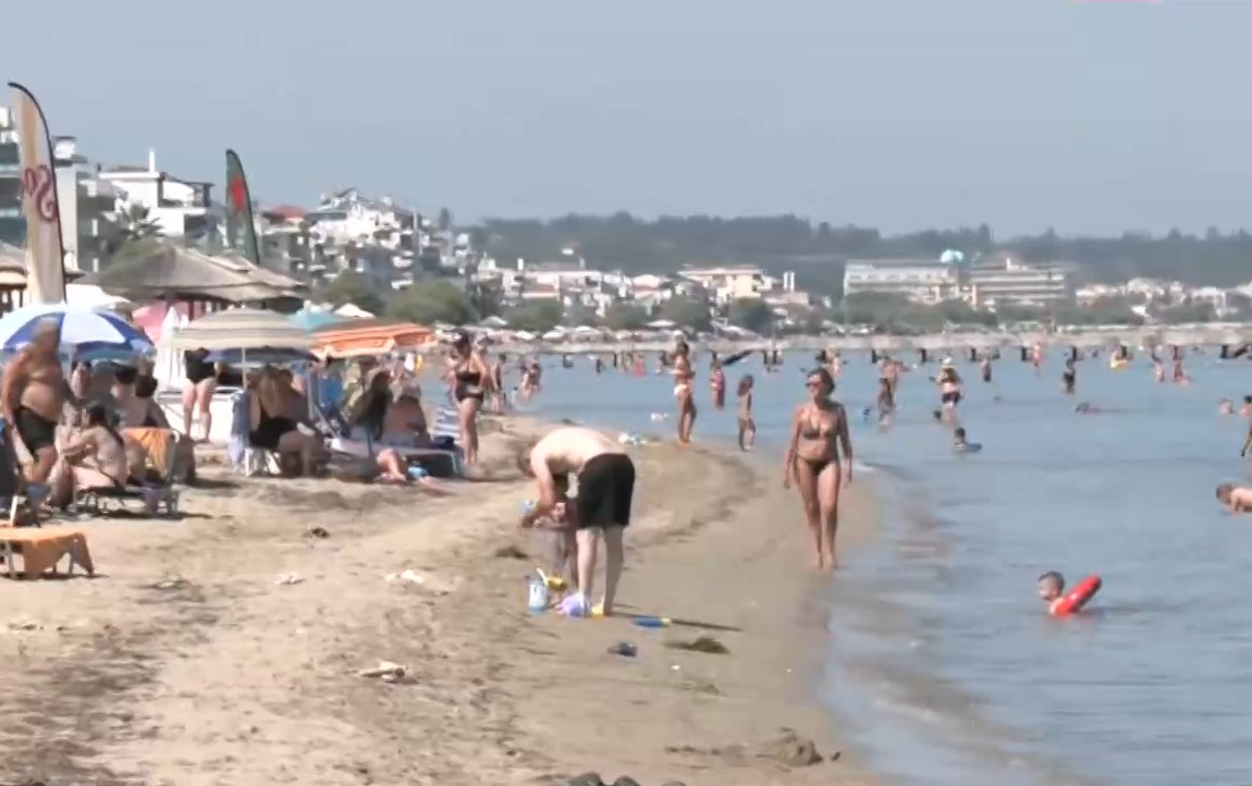 Θεσσαλονίκη: Γεμάτη από Βαλκάνιους τουρίστες η παραλία της Περαίας