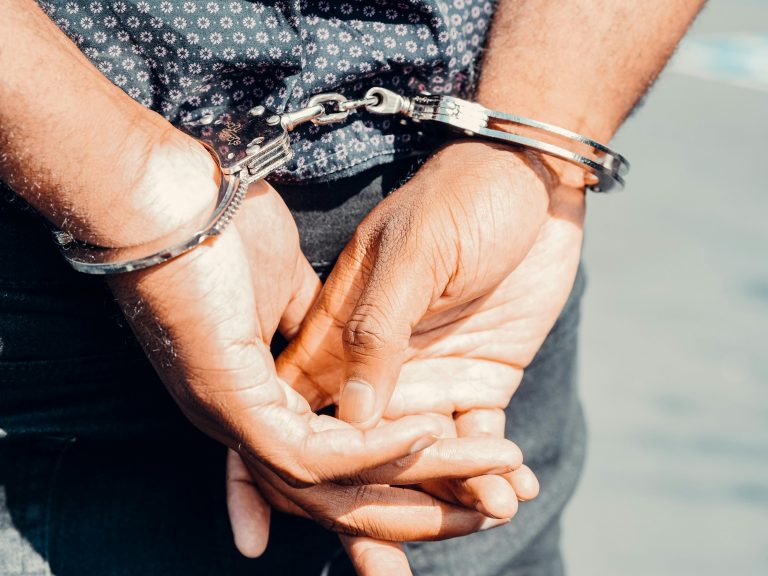 Σύλληψη 38χρονου αλλοδαπού στον Ταύρο – Κατασχέθηκαν όπλα, κροτίδες, ναρκωτικά και 8.360 ευρώ