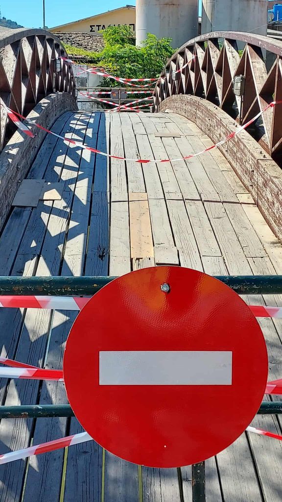 Ζάκυνθος: Κλειστή η ξύλινη πεζογέφυρα του χείμαρρου Αγίου Χαραλάμπη λόγω επικινδυνότητας