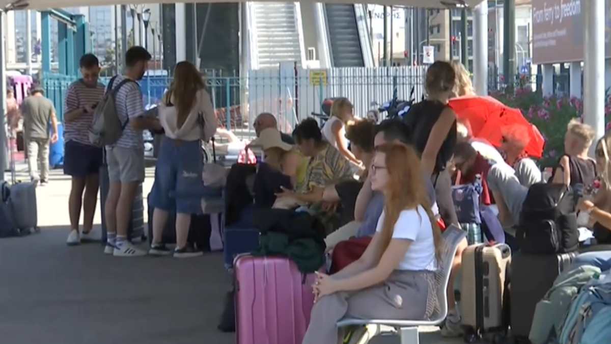 Απαγορευτικό απόπλου: Χιλιάδες επιβάτες παραμένουν εγκλωβισμένοι στο λιμάνι του Πειραιά – Δεν είχαν καμία ενημέρωση από τις ακτοπλοϊκές εταιρείες