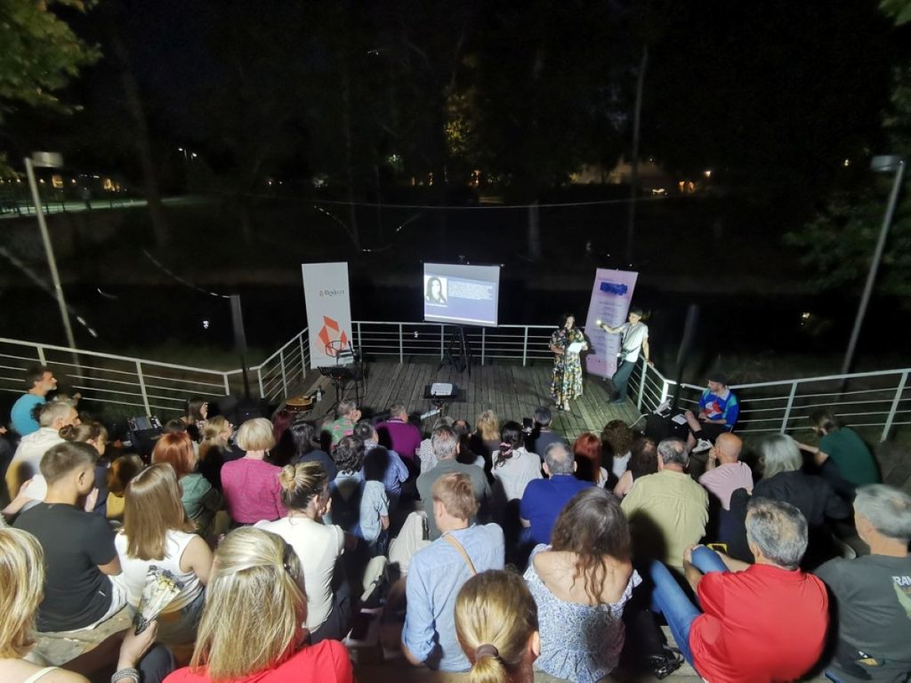 Τρίκαλα: Με μεγάλη συμμετοχή η βραδιά ποίησης δίπλα στον Ληθαίο ποταμό