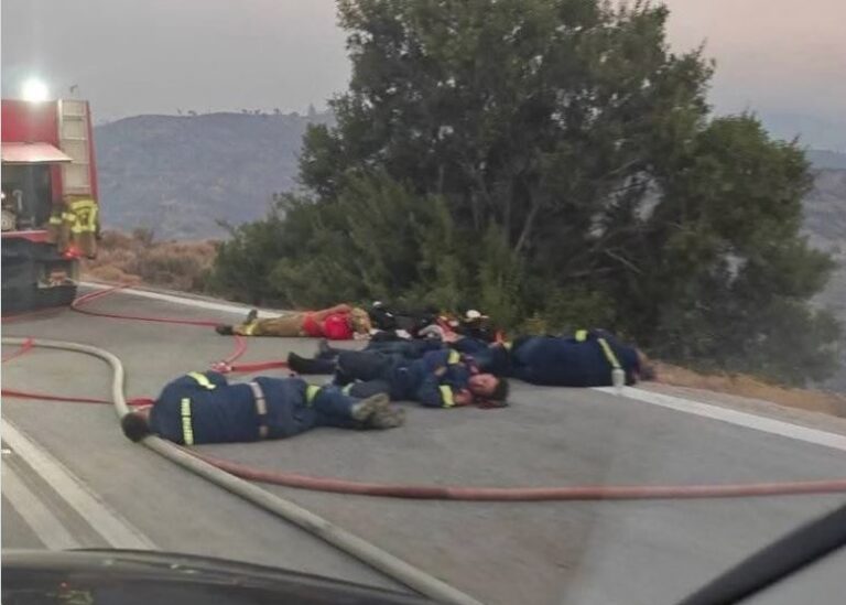 Συγκλονίζει η εικόνα των εξαντλημένων πυροσβεστών μετά την ολονύχτια μάχη με την πυρκαγιά στη Χίο
