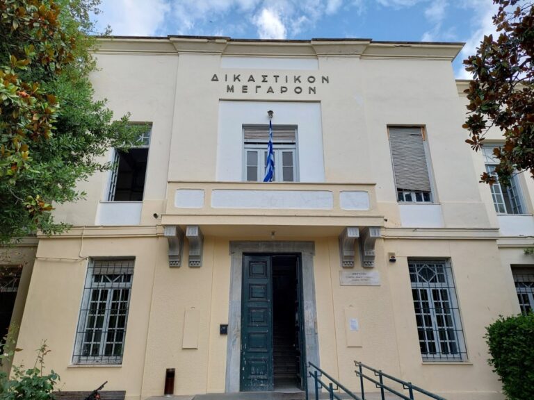 Αλληλομηνύσεις και καταδίκες για ζευγάρι στον Βόλο – Παρόν και το ανήλικο παιδί τους