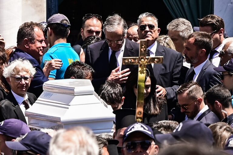Το τελευταίο «αντίο» στη Λένα Σαμαρά – Βαθιά οδύνη στην κηδεία της